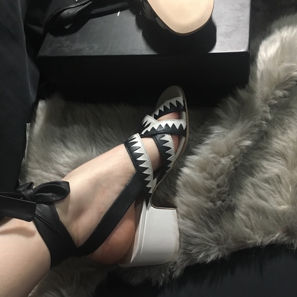 new PLV leather heel sandals - Picture 4 of 8